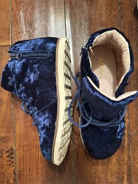 AKID- kids dark blue crushed velvet Blue Lace-Up Booties